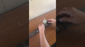 Измеряем смещения ИЧ10  индикатором часового типа стыкуемых деталей трубопровода под сварку