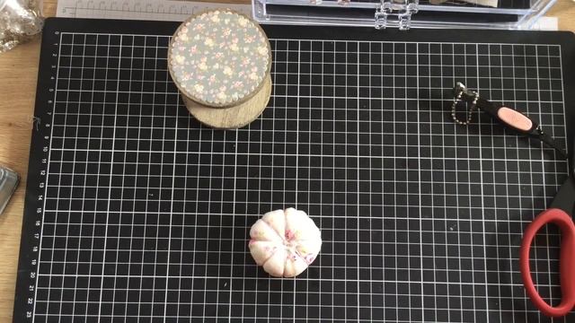 Let's Make a Wooden Spool Shabby Vintage Pin Cushion with TILDA fabric - TUTORIAL смотреть онлайн