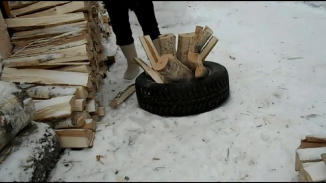 Как быстро расколоть дрова, используя покрышки? смотреть онлайн