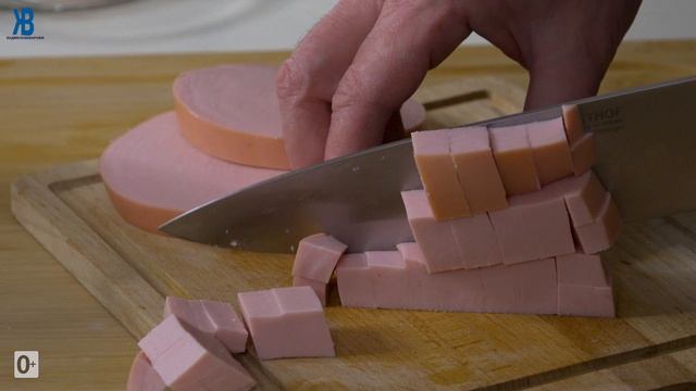 Салат с рукколой, колбасой и сыром | Простой рецепт смотреть онлайн