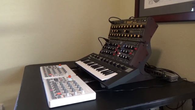 Yamaha Reface CP - Behringer Model D - Behringer Wasp - Elektron Model:Samples X2 смотреть онлайн