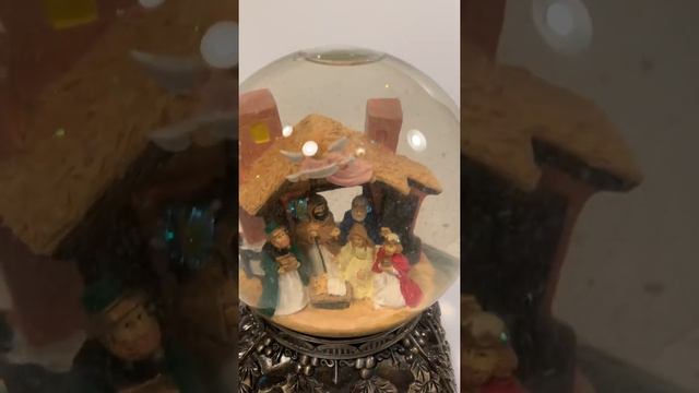 Nativity Snow Globe смотреть онлайн