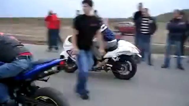 Yamaha R1 998cc vs Hayabusa 1300cc смотреть онлайн