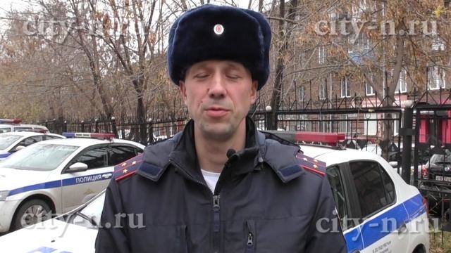 Новокузнецкие водители пытались отшутиться за непристёгнутых в детей, а дети прятались за креслами смотреть онлайн