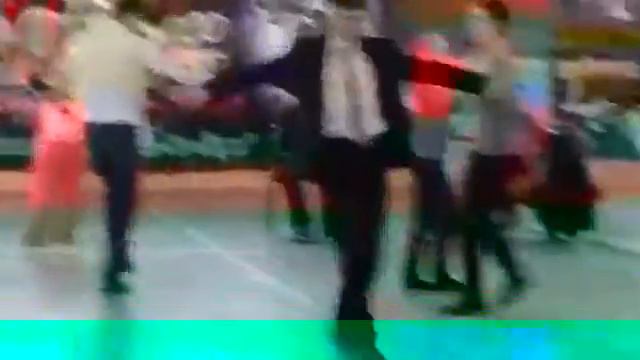 Клуб "Сань Гуань".Тренера клуба радуются падению воспитанника с трибуны смотреть онлайн