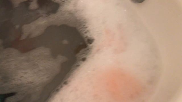 Красим воду в ванной шипучими таблетками | Princess Erika смотреть онлайн