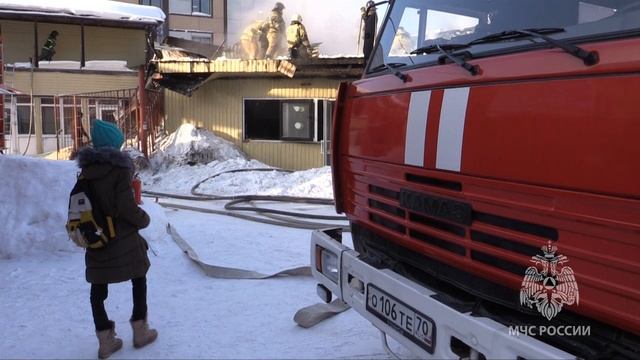 Пожарные ликвидировали возгорание в торговом павильоне. смотреть онлайн