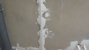 Оштукатуривание стен ванной по маякам.  Ремонт ванной комнаты под ключ, видео 3