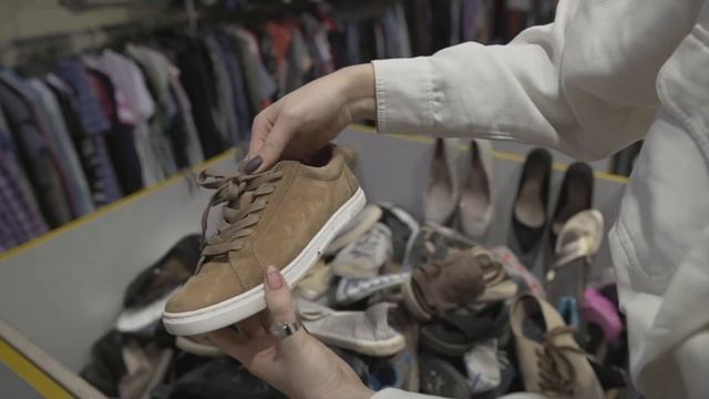 РОЗКЛАДКА ТОВАРУ В СЕКОНД ХЕНДІ | ЩО МОЖНА КУПИТИ В ПЕРШИЙ ДЕНЬ ЗАВОЗУ? part 1 смотреть онлайн