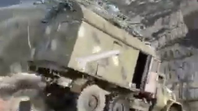 Азербайджанские солдаты сбрасывают армянскую РЛС П-15 со скалы смотреть онлайн