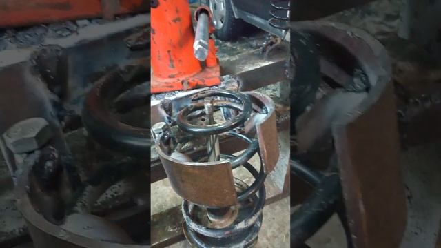 Приспособление для снятия пружин стойки смотреть онлайн