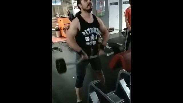 100lbs изогнутым грифом, тренировка трапеции смотреть онлайн