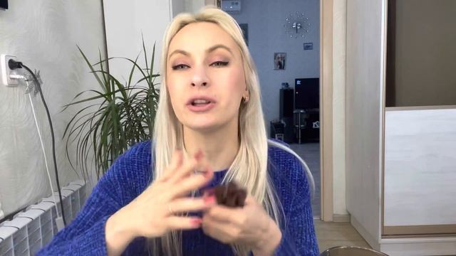 Мукбанг)) Ирма ест грецкие орехи ??. Макияж глаз губной помадой ??? ?