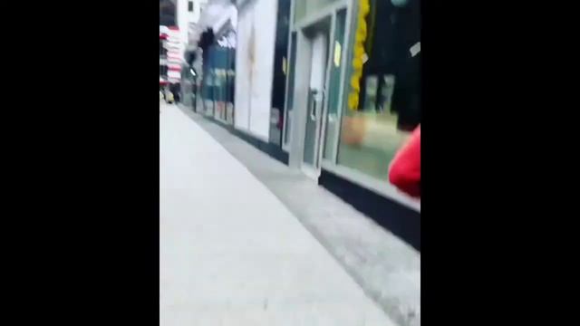 мужики бегут от коровы