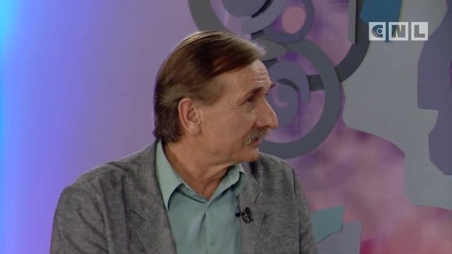 У девочки нет слуха, учитель позволяет ей петь в хоре. Правильно ли это? смотреть онлайн