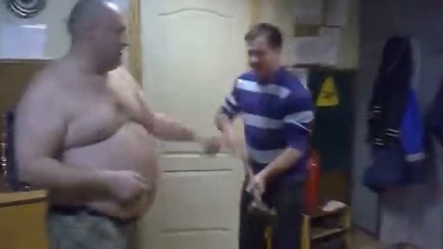 Человек VS Кувалда смотреть онлайн