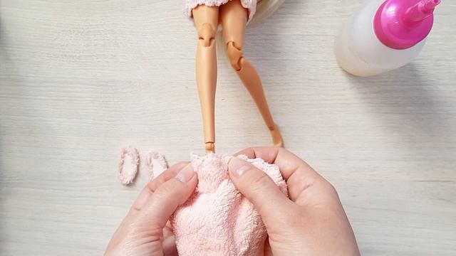 ?How to Make Barbie Doll House Shoes/Slippers/Как сделать домашние тапочки для куклы/обувь для барб смотреть онлайн