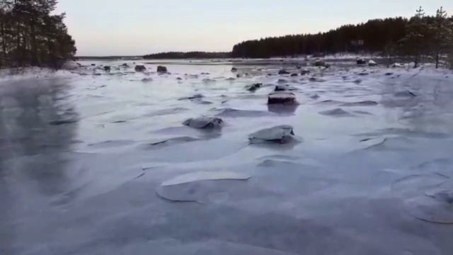 Лед трескается во время отлива на Белом море (смотреть со звуком!) смотреть онлайн