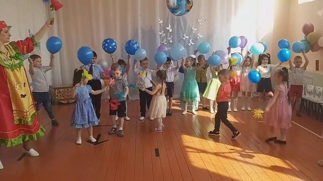 Флешмоб "Не уроните шарик - это же Наш дом..." воспитанники группы "Василёк" смотреть онлайн