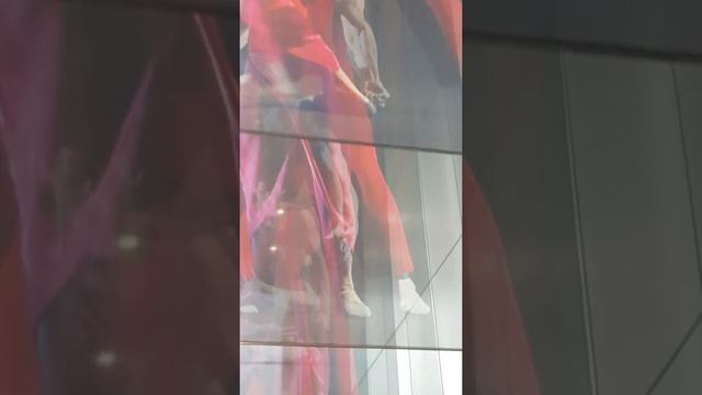 Display above escalator at Royal Opera House, London смотреть онлайн