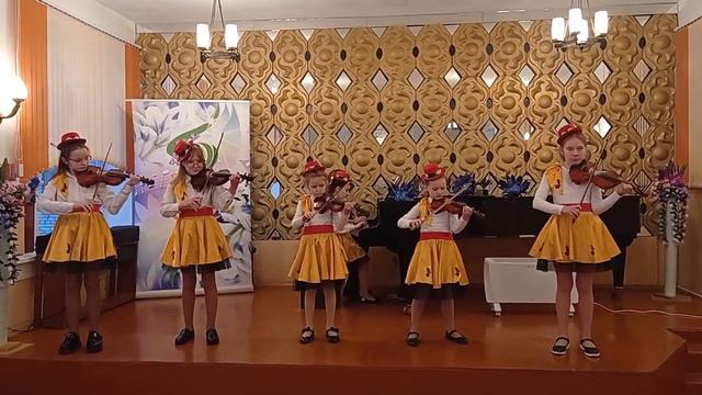 Скрипично-фортепианный ансамбль "Веселые нотки" (младший состав) ГУО ДШИ №3 г. Новополоцка смотреть онлайн