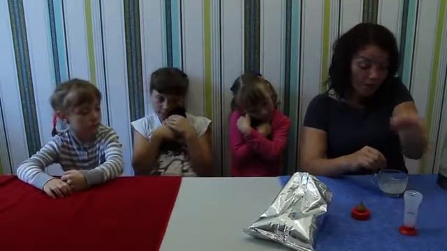 Маленькие котята Чем кормить котенка 2 котенка Котенку месяц Кошки видео Британские котята смотреть онлайн