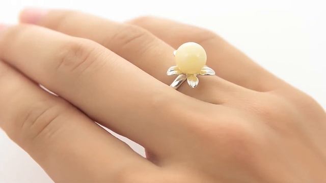Серебряное кольцо с янтарем "Белая лилия" смотреть онлайн