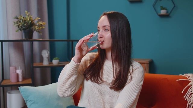 Is It Bad To 'Chug' Water? смотреть онлайн