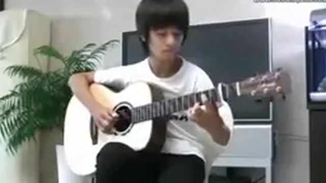 Мальчик очень красиво играет на гитаре!Заслушаешься смотреть онлайн