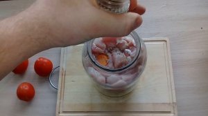 тушеный картофель со свининой и овощами в банке