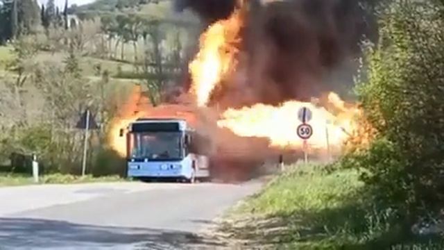 Посмотрите, как горит литиевая батарея электробуса? смотреть онлайн