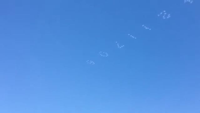 Числовой код из облаков в небе над городом Окленд. Калифорния, США. смотреть онлайн