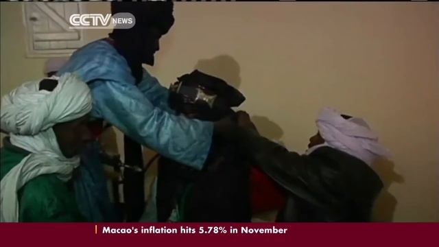 Mass wedding sees a dozen couple tie the knot in Tamanrasset, Algeria смотреть онлайн