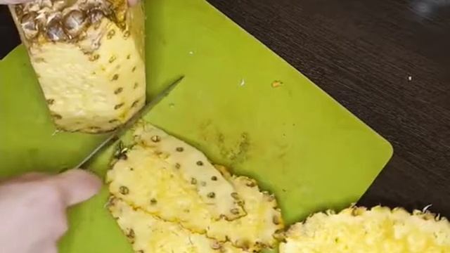 КАК ПОЧИСТИТЬ АНАНАС?/САМЫЙ ЛЁГКИЙ СПОСОБ ПОЧИСТИТЬ АНАНАС смотреть онлайн