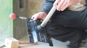 Как снять газпатрон, газлифт, газовый лифт с пиастры кресла, крутящегося стула без повреждений.