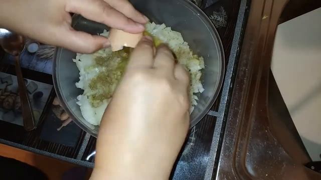 КУХНЯ КУБАНИ - Бюджетные рецепты - Луковые котлеты - все просто и вкусно! смотреть онлайн