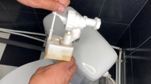Экономим воду! Как ОТРЕГУЛИРОВАТЬ УРОВЕНЬ ВОДЫ в сливном бачке унитаза. Регулировка поплавка в бачк