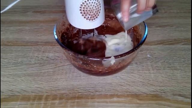 Шоколадные кексы с нежным кремом! Воздушные и безумно вкусные! / Chocolate Cupcakes! смотреть онлайн