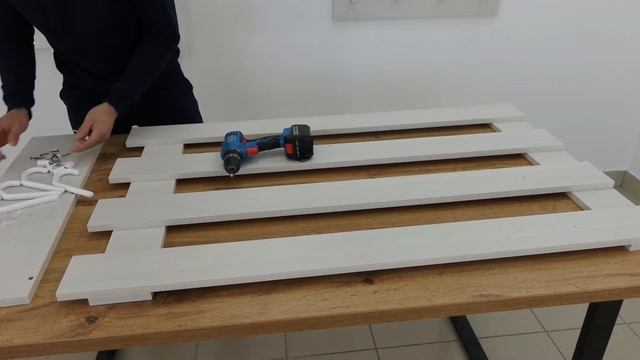 Видео сборка Настенной вешалки.