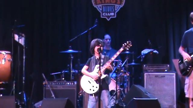 "Sweet Child O' Mine" Alex Shaw 9 yr old lead guitar prodigy BB King's Blues Club! смотреть онлайн