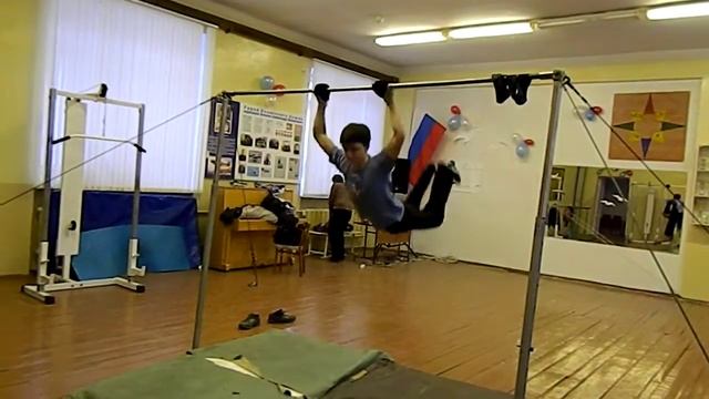 Мальчишки крутятся на турнике смотреть онлайн