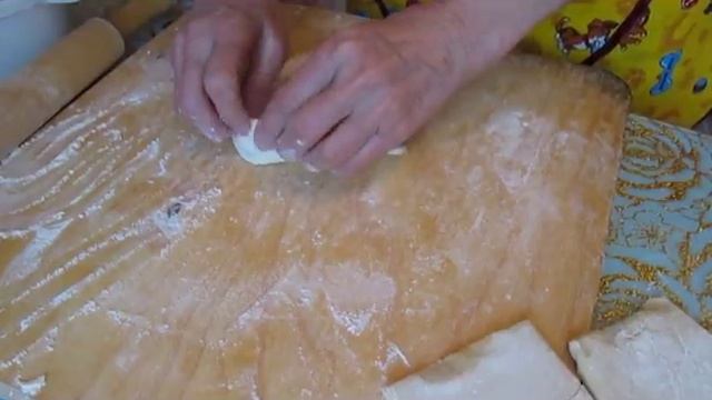 ВАТРУШКИ С КАРТОШКОЙ ИЗ СЛОЕНОГО ТЕСТА смотреть онлайн