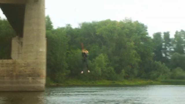 Настя сигает с моста (Сокский мост 28.8.2011) смотреть онлайн