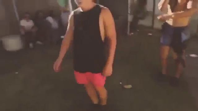 Пьяный парень очень круто танцует Dubstep смотреть онлайн