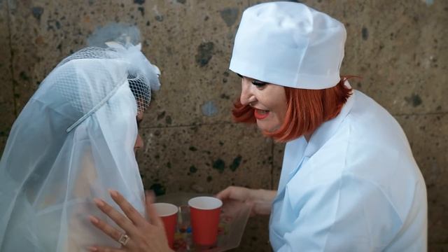 ПОПАЛИ в настоящую ПСИХУШКУ на 24 часа! смотреть онлайн