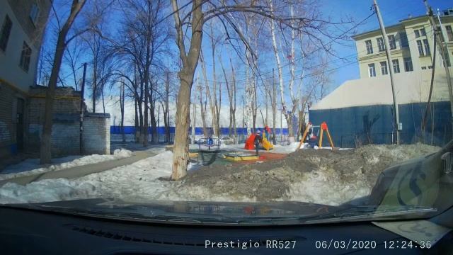 В Самаре весна. Девочка танцует после школы. смотреть онлайн