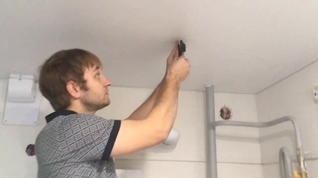 Легкий способ установки скрытого термокольца на натяжном потолке смотреть онлайн