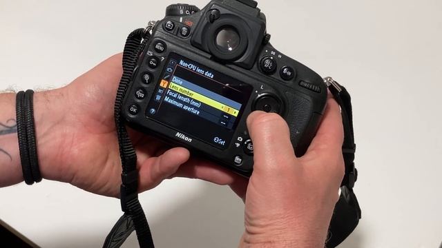 Non-CPU lens on a Nikon D800 DSLR смотреть онлайн