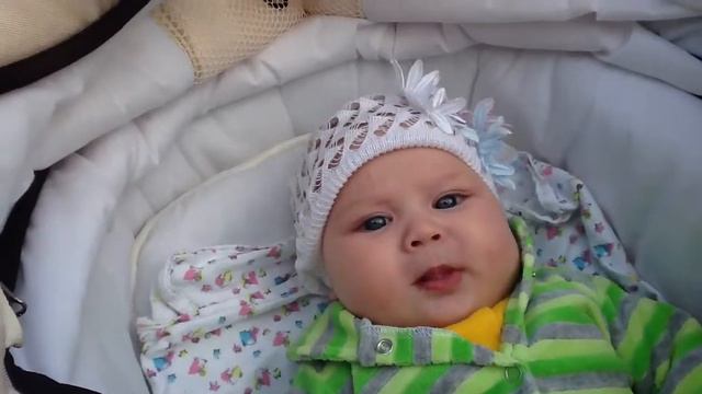 малышка 3 мес показывает язык смотреть онлайн