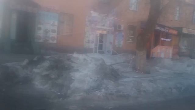 В Усть-Каменогорске упавший с крыши кусок штукатурки проломил входную группу магазина смотреть онлайн